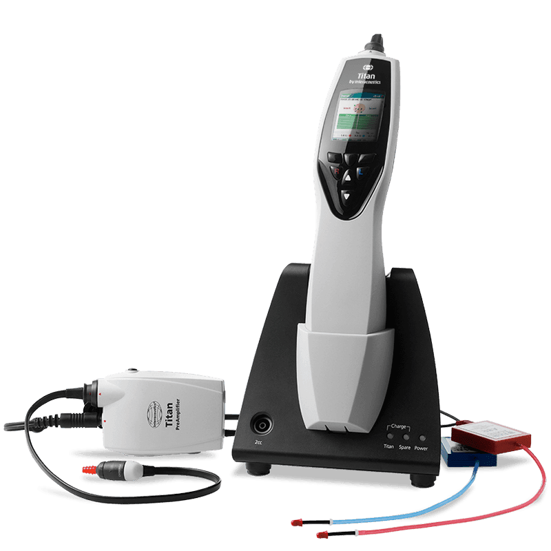 Interacoustics Titan, et auditive brainstem response målingssystem med en stor skærm, der viser auditive data, og et tastatur til indtastning af data